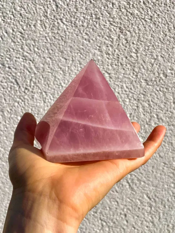 minerál Pyramida růženín